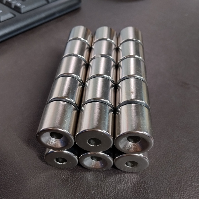 Nam châm lỗ kích thước 20x20 lỗ 6mm từ tính mạnh N35