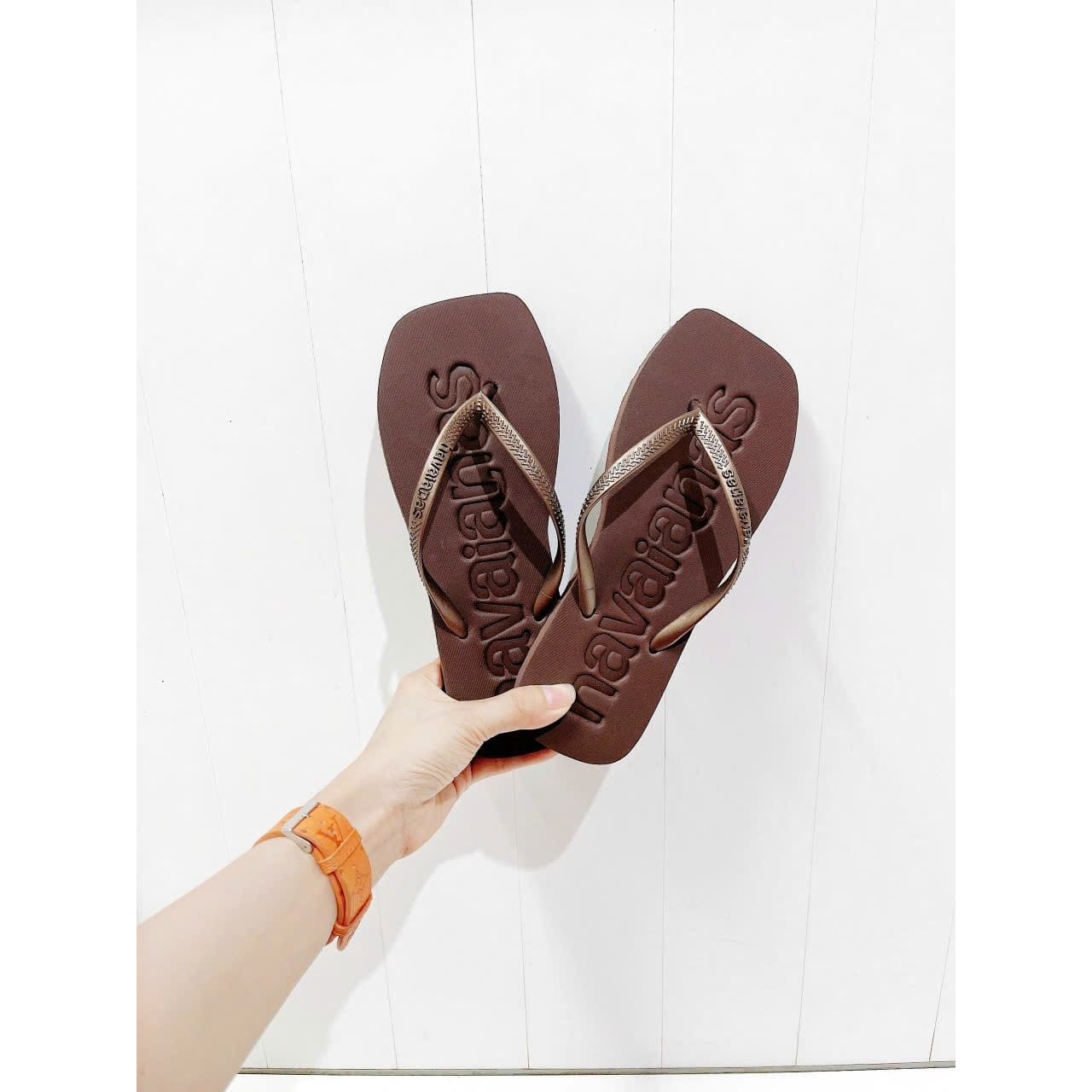 Dép kẹp hava mũi vuông quai nâu