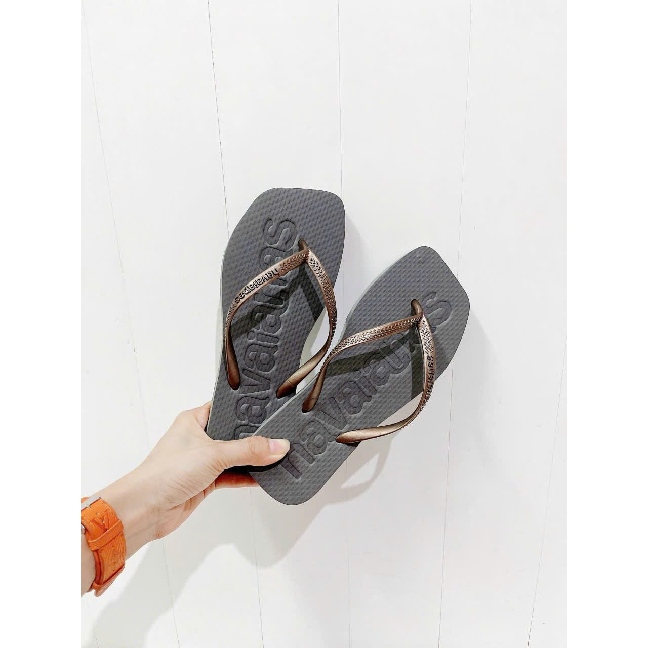 Dép kẹp hava mũi vuông quai nâu