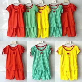 Bộ đồ bé chọn trực tiếp trên live để được mẫu mã ưng ý.