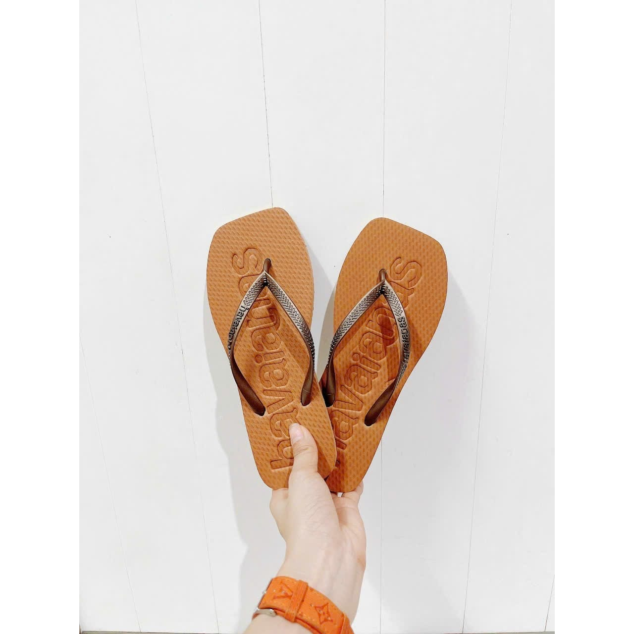 Dép kẹp hava mũi vuông quai nâu