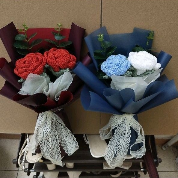 Bó 2 bông hồng len mix lá táo handmade kèm túi đựng làm quà tặng ý nghĩa