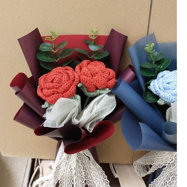 Bó 2 bông hồng len mix lá táo handmade kèm túi đựng làm quà tặng ý nghĩa
