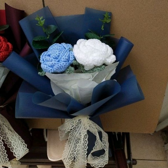 Bó 2 bông hồng len mix lá táo handmade kèm túi đựng làm quà tặng ý nghĩa