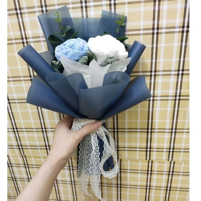 Bó 2 bông hồng len mix lá táo handmade kèm túi đựng làm quà tặng ý nghĩa