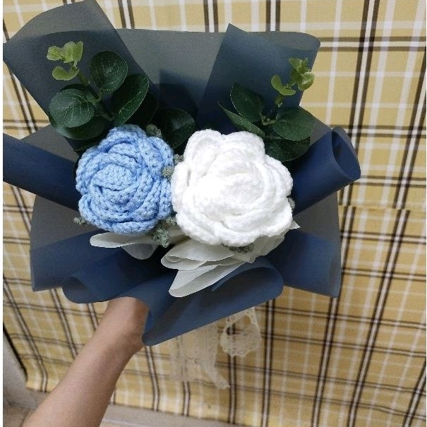 Bó 2 bông hồng len mix lá táo handmade kèm túi đựng làm quà tặng ý nghĩa