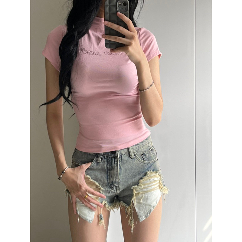 Áo thun cổ cao dáng ôm đính chữ kim tuyến
