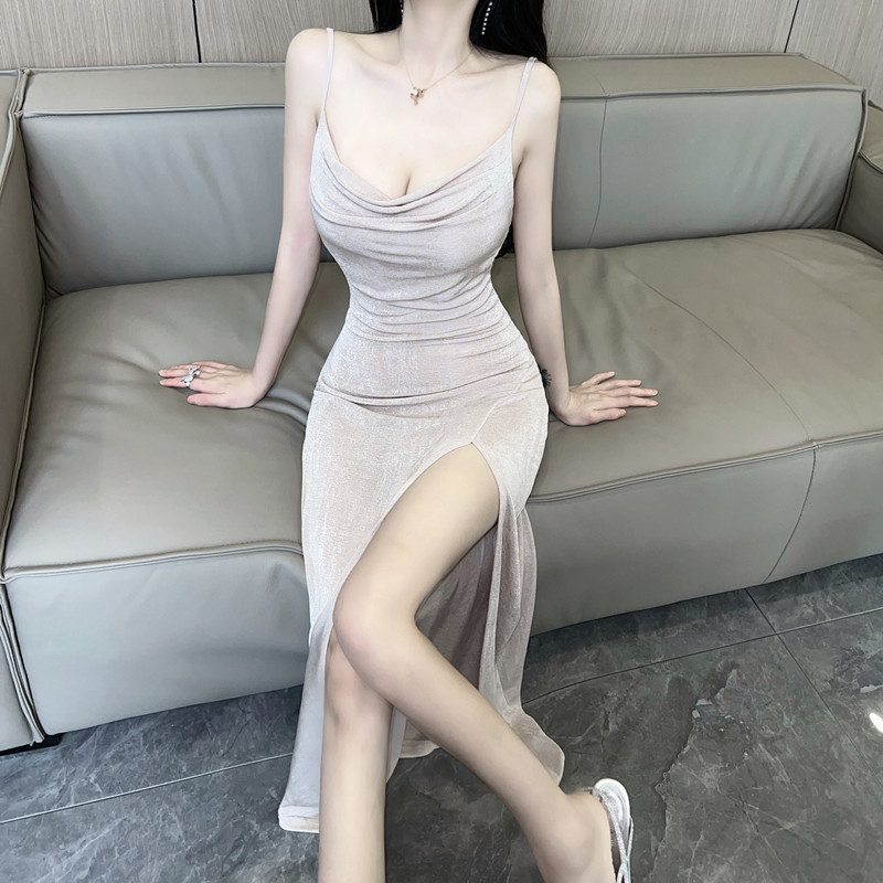 Váy hai dây nhung mịn xẻ tà sexy quyến rũ sang chảnh màu tràm cho nữ