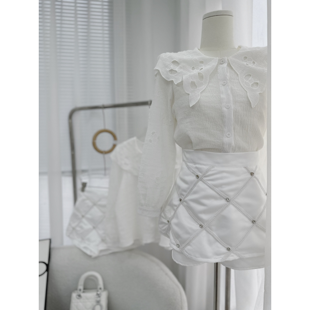Set bộ nữ áo trắng cổ nhọn ren kèm chân váy viền đá Freesize Rossy Fashion - SR260