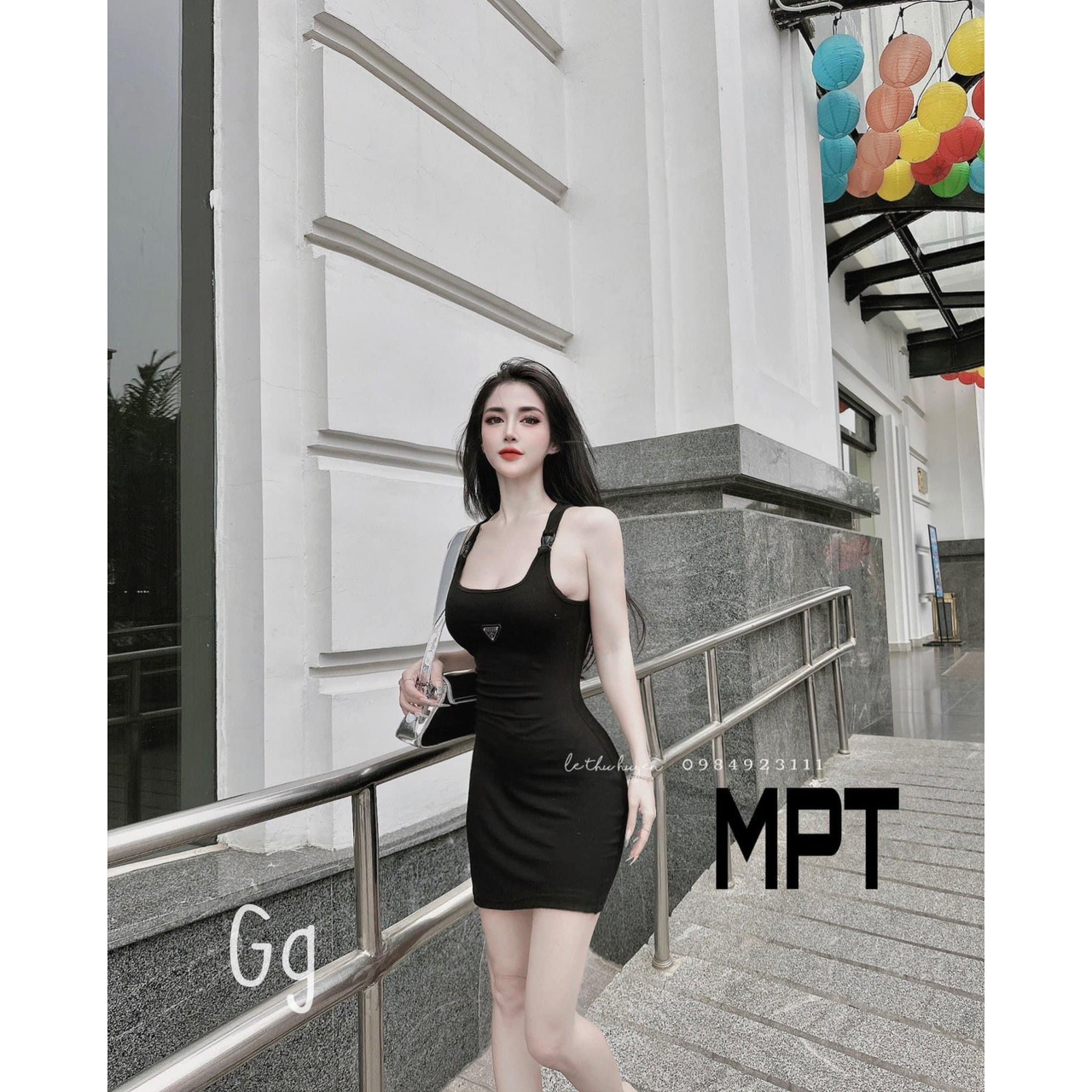 Đầm body nữ thun gân dáng ngắn đính logo tam giác kiểu 2 dây xinh xắn