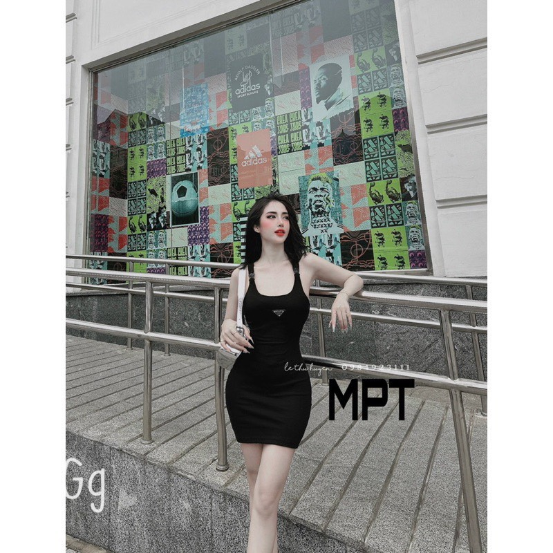 Đầm body nữ thun gân dáng ngắn đính logo tam giác kiểu 2 dây xinh xắn