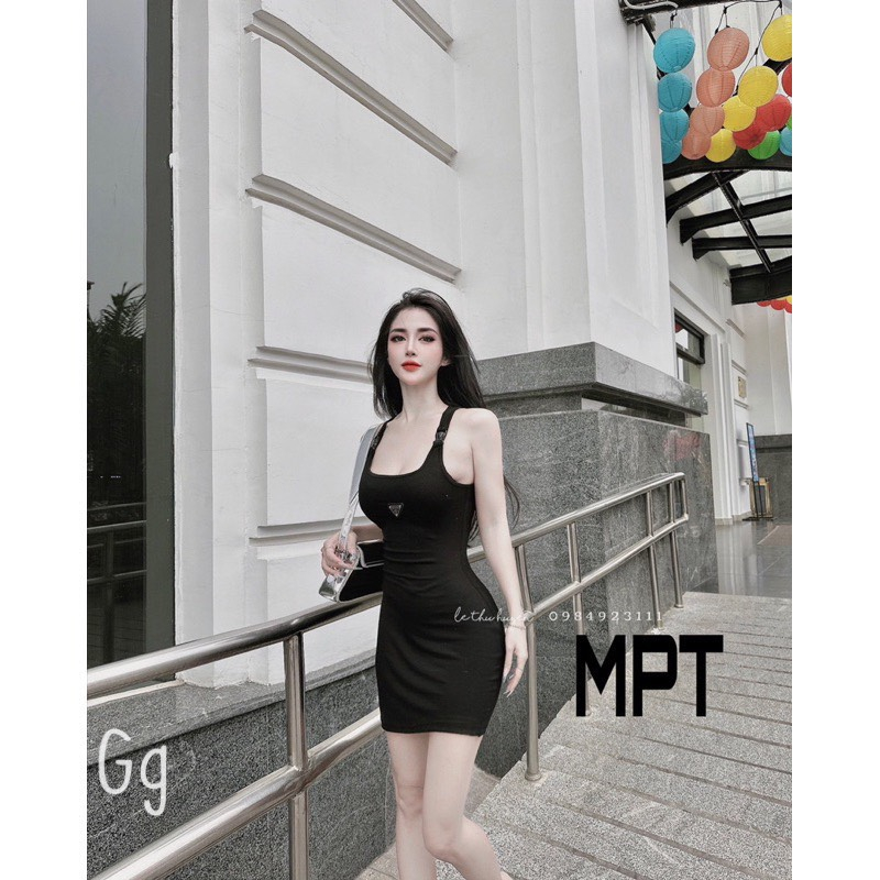 Đầm body nữ thun gân dáng ngắn đính logo tam giác kiểu 2 dây xinh xắn
