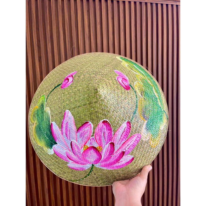 Nón cỏ bàng vẽ hoa sen