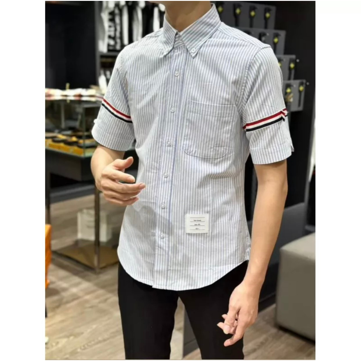 [Mã TOPS06 giảm đến 10k đơn 99k] Áo Sơ Mi Thom Browne Kẻ Sọc Xám Ngắn Tay Vải Cotton Lụa Cao Cấp | BigBuy360 - bigbuy360.vn