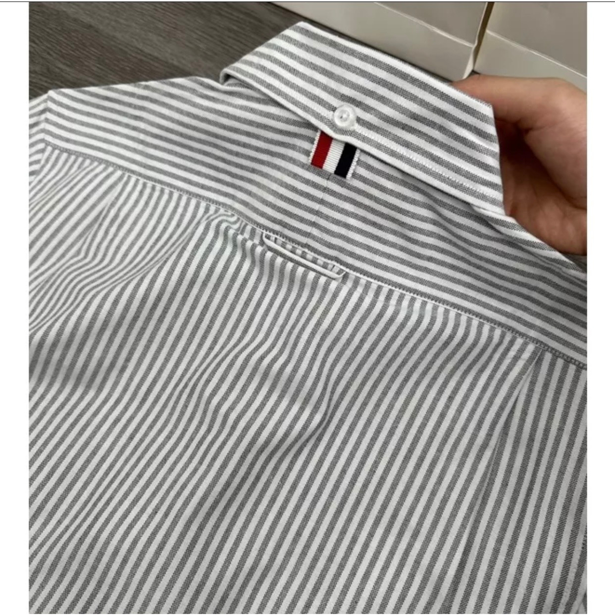 [Mã TOPS06 giảm đến 10k đơn 99k] Áo Sơ Mi Thom Browne Kẻ Sọc Xám Ngắn Tay Vải Cotton Lụa Cao Cấp | BigBuy360 - bigbuy360.vn