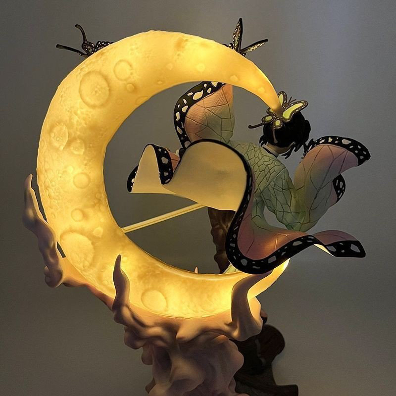 Mô hình Trùng trụ Shinobu họa tiết bướm vây quanh đứng trên mái nhà có Led sáng cao 28cm
