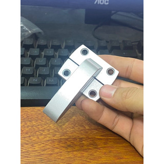 Bản lề nối cánh tủ bếp trên trong bộ tay nâng cánh tủ bếp lắp kèm giá bát đĩa nâng hạ