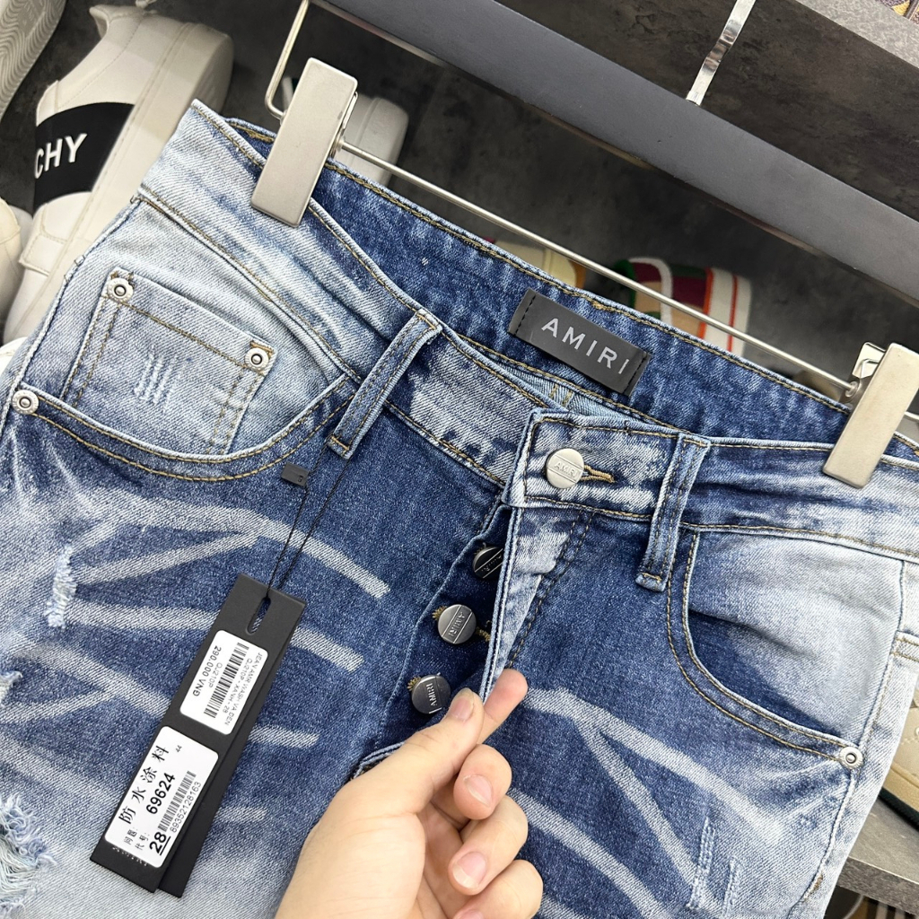 Quần jean bò nam Amiri slimfit xanh khói rách tua lót vải đen thêu chữ đùi