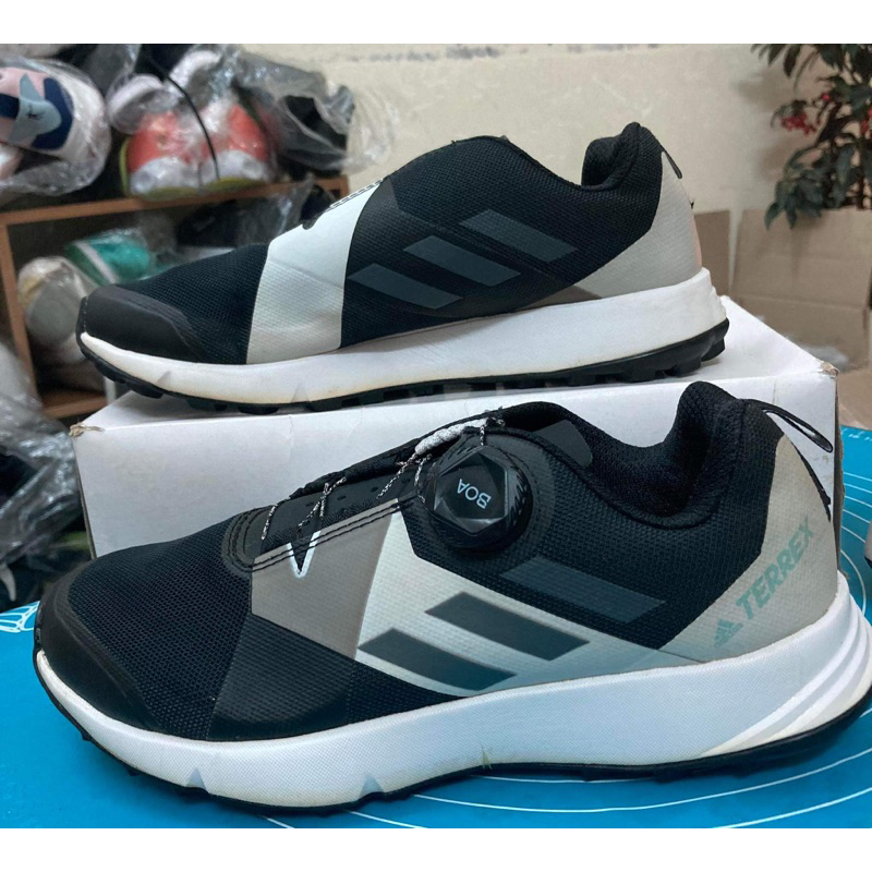 Giày thể thao chốt live