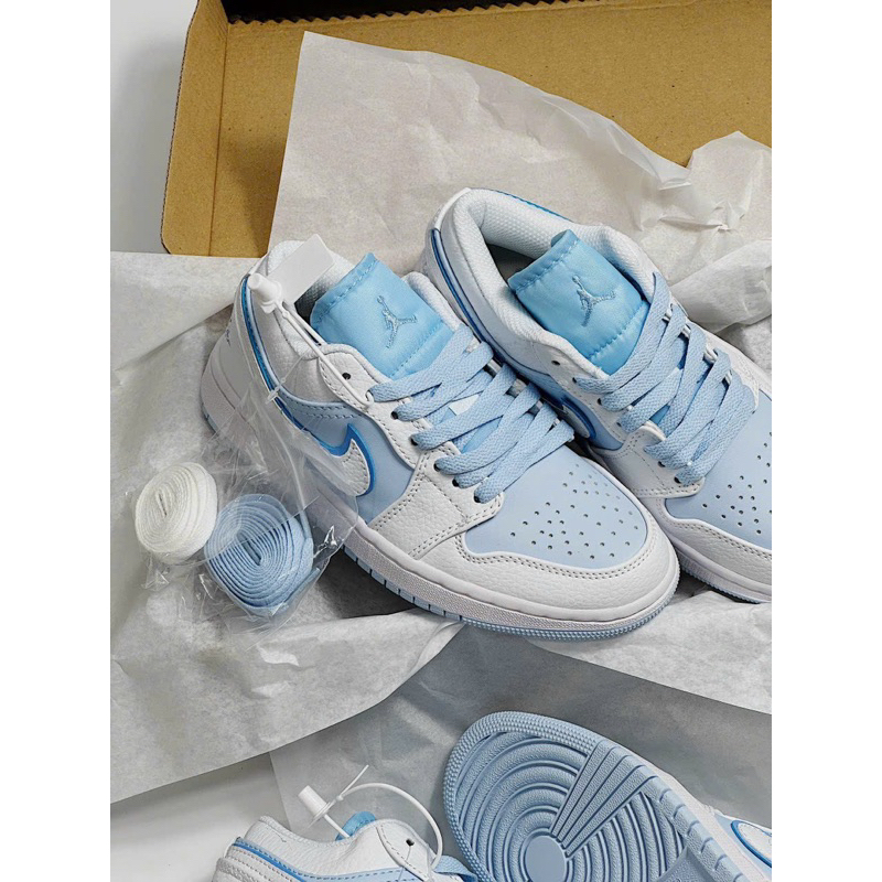 Giày sneaker trắng xanh pastel thấp cổ