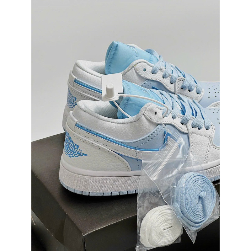 Giày sneaker trắng xanh pastel thấp cổ