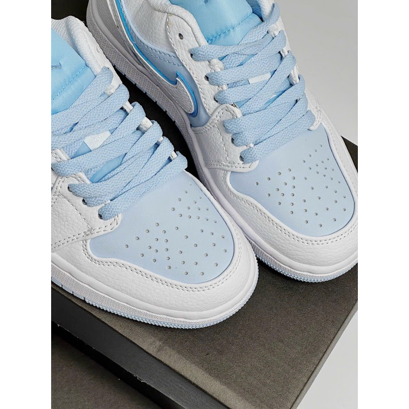 Giày sneaker trắng xanh pastel thấp cổ