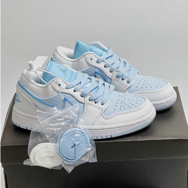 Giày sneaker trắng xanh pastel thấp cổ