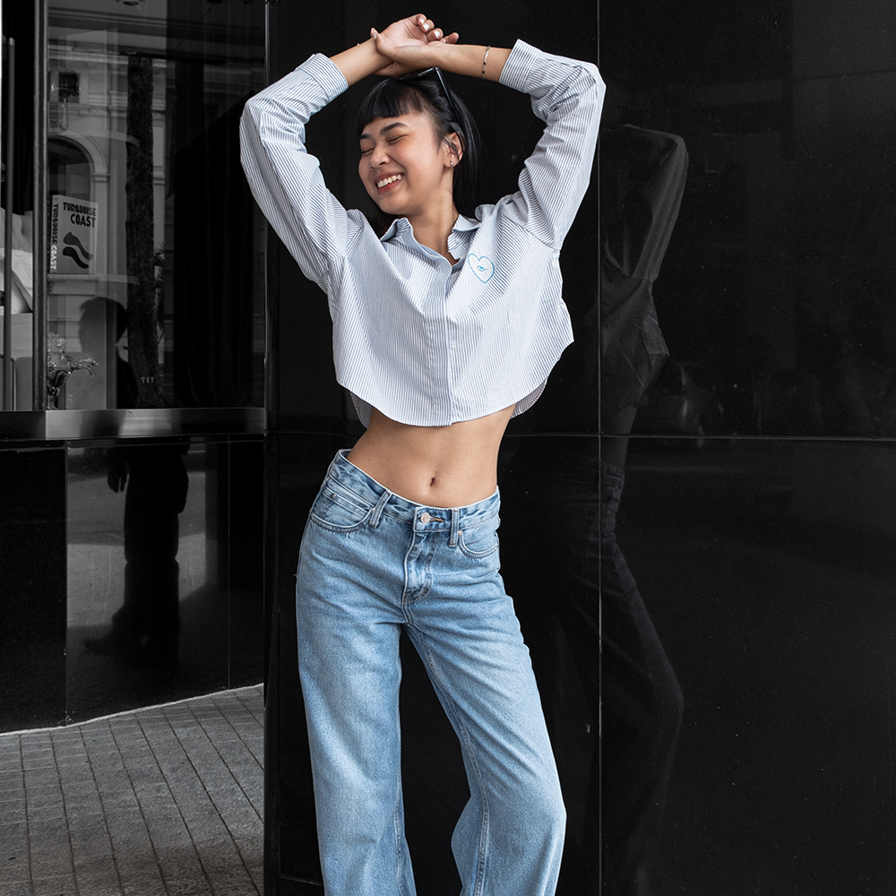 TheBlueTshirt - Áo Sơ Mi Phom Rộng Crop Top Nữ Sọc Xanh Nhạt - Oversized Hearty Cropped Shirt - Light Blue Stripe