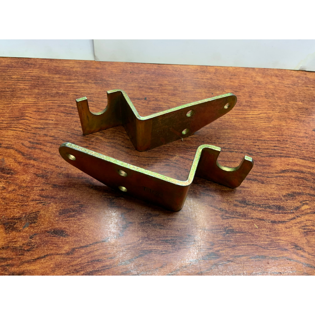 Tai Khóa Cửa Thùng Xe Tải Loại Cong, Bát Cong Bát khóa thùng xe tải loại dầy.