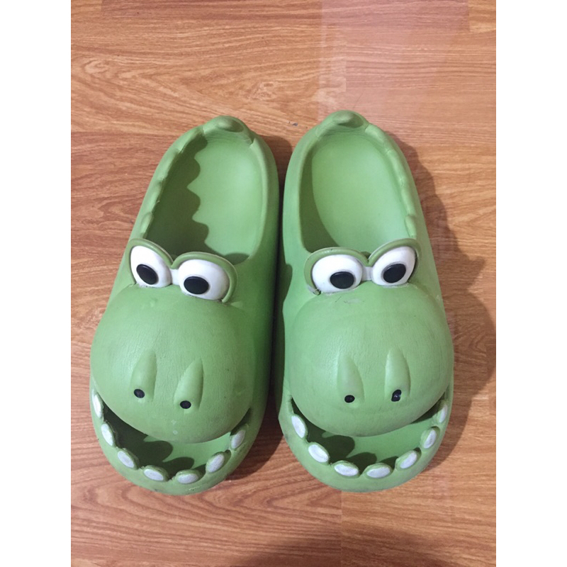 Thanh lí giày dép guốc