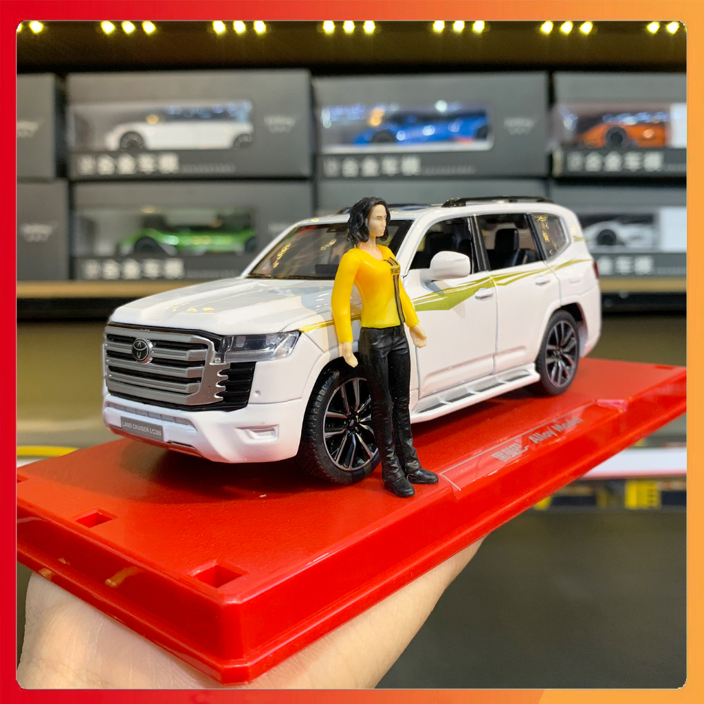 Mô hình xe Toyota Land Cruiser LC300 tỉ lệ 1:32 hãng Sheng Run