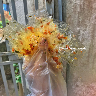 Bánh tráng miếng trộn sate tôm hành