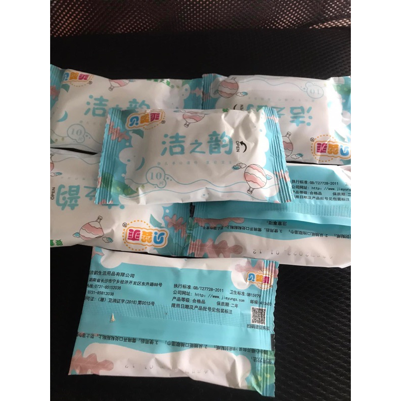khăn ướt mini 1 bịch 10 tờ (1,5k/ gói)