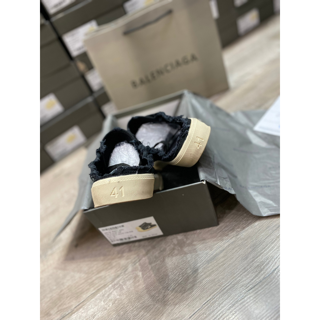 Giày thế thao đạp gót BALENCIAGA đen canvas họa tiết chữ đế cao cấp, Sục BALENCIAGA màu đen có chữ đế