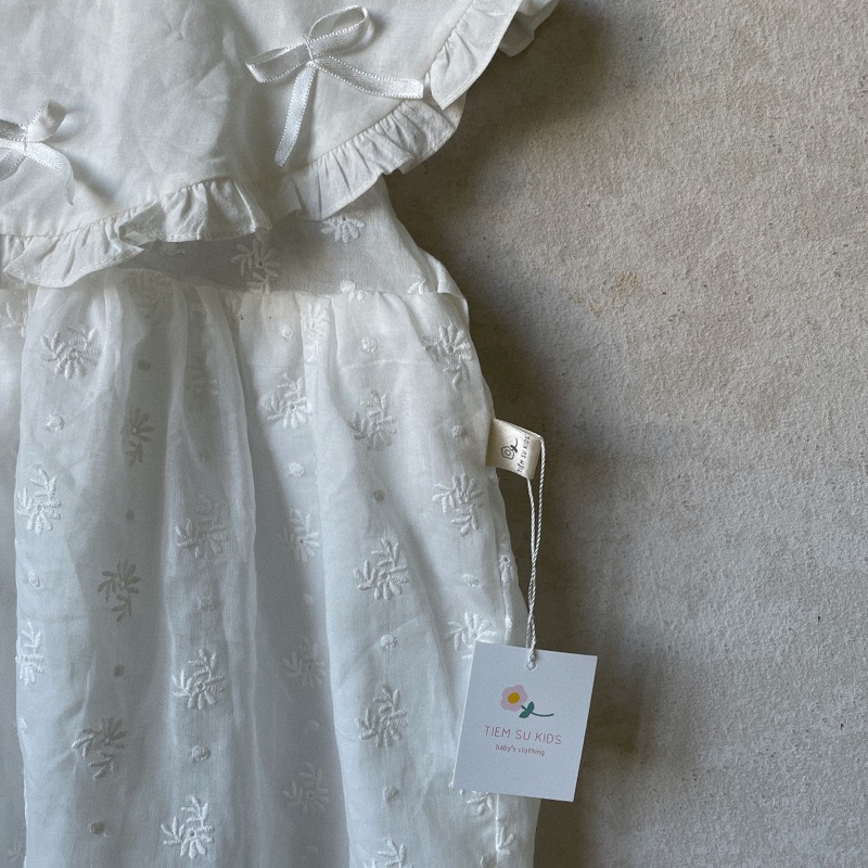 Váy xòe trắng thêu hoa cổ nơ xinh em bé gái Tiệm Su Kids