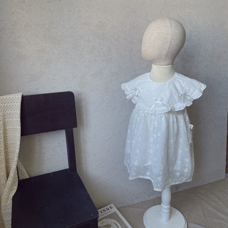 Váy xòe trắng thêu hoa cổ nơ xinh em bé gái Tiệm Su Kids