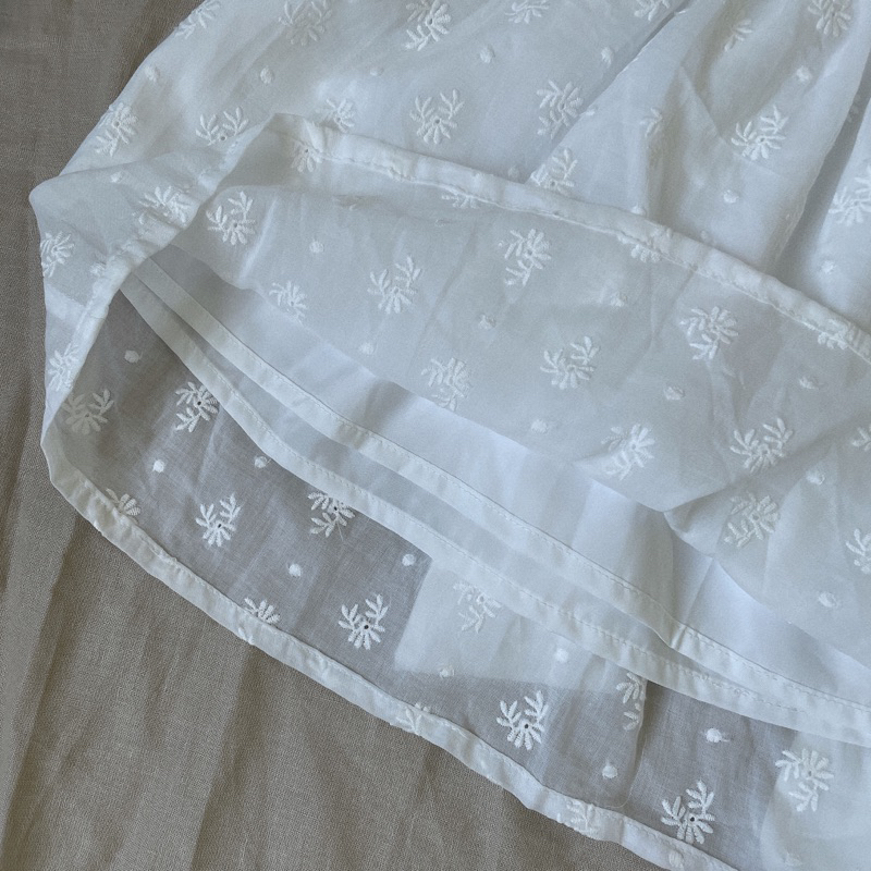 Váy xòe trắng thêu hoa cổ nơ xinh em bé gái Tiệm Su Kids