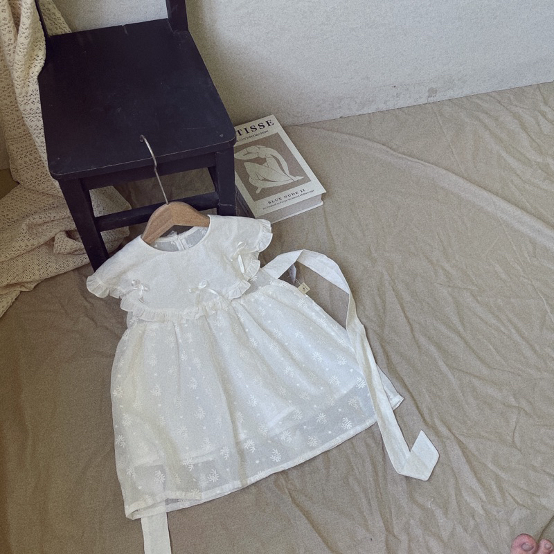 Váy xòe trắng thêu hoa cổ nơ xinh em bé gái Tiệm Su Kids