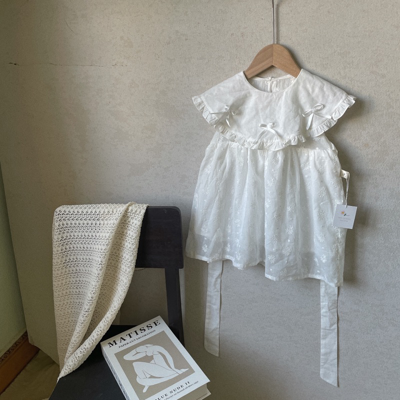 Váy xòe trắng thêu hoa cổ nơ xinh em bé gái Tiệm Su Kids