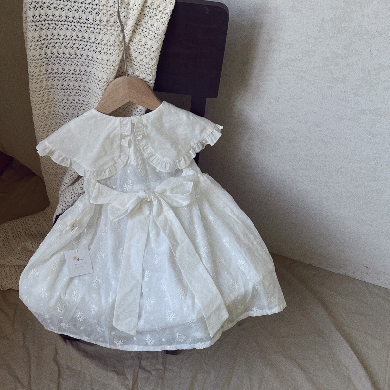 Váy xòe trắng thêu hoa cổ nơ xinh em bé gái Tiệm Su Kids