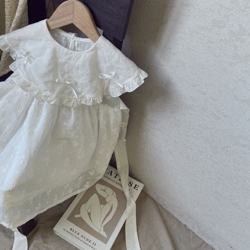 Váy xòe trắng thêu hoa cổ nơ xinh em bé gái Tiệm Su Kids