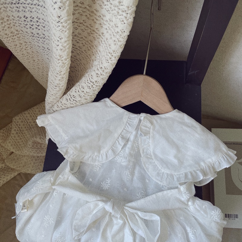 Váy xòe trắng thêu hoa cổ nơ xinh em bé gái Tiệm Su Kids