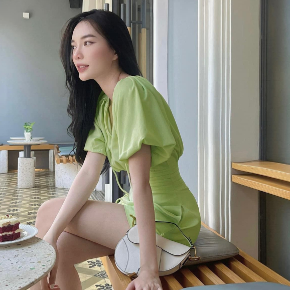 Jum cổ v dây nơ xếp nếp eo quần đùi em về hàng ạ. Màu xanh lá nhẹ nhàng tôn da, chất thô lụa siêu xinh màu hot trenddy