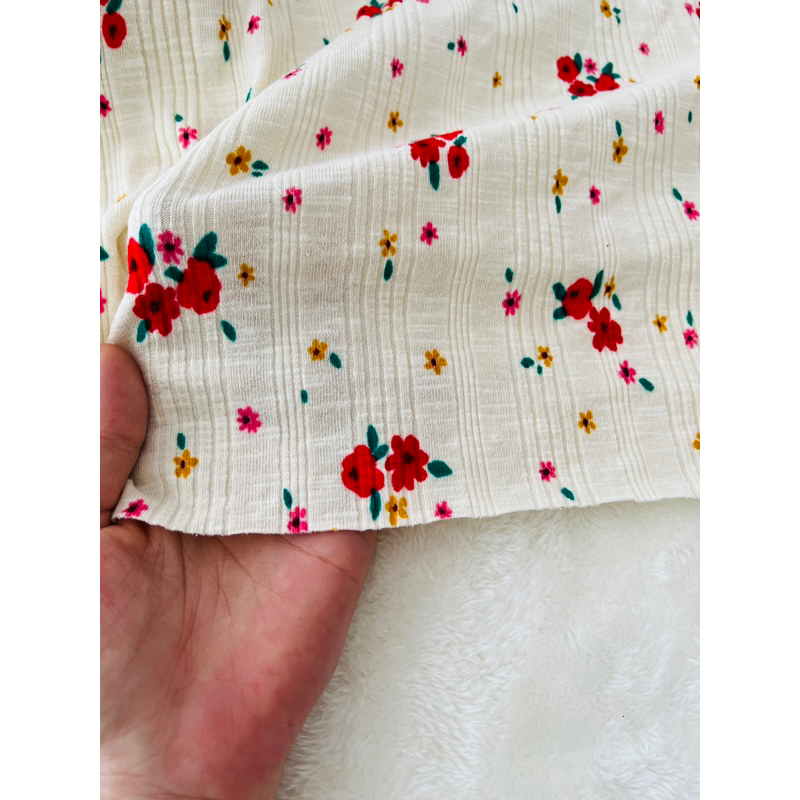 Vải thun gân hoa nhí đỏ nền kem