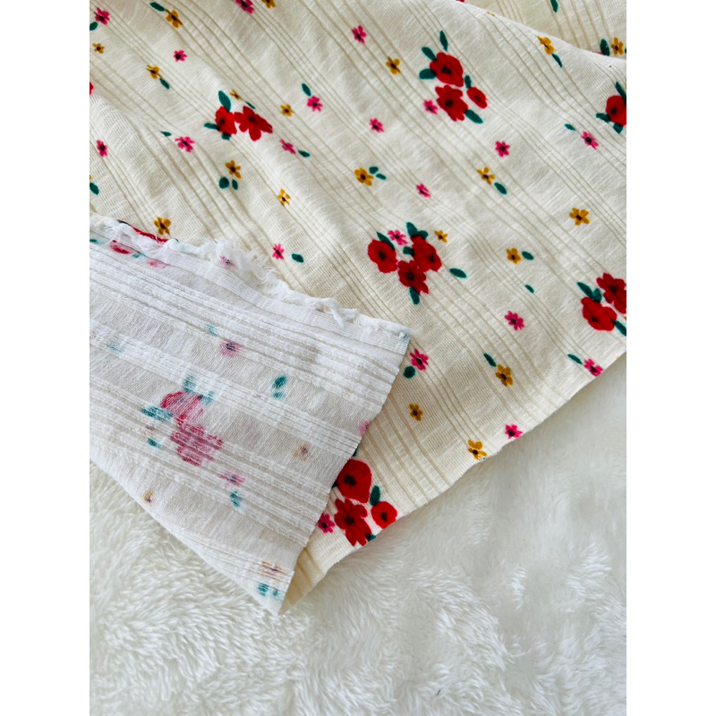 Vải thun gân hoa nhí đỏ nền kem