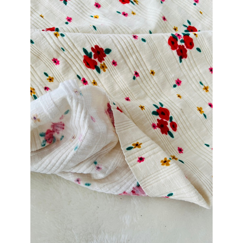 Vải thun gân hoa nhí đỏ nền kem