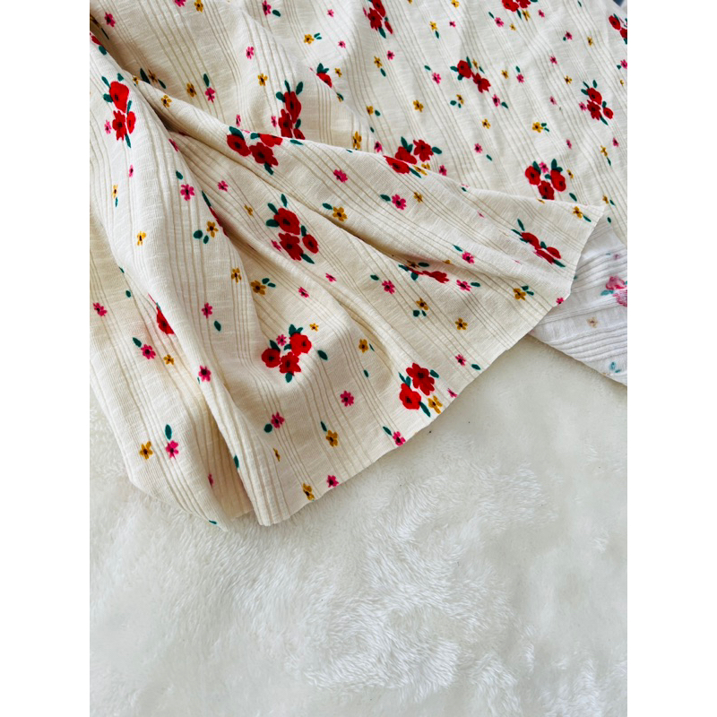 Vải thun gân hoa nhí đỏ nền kem