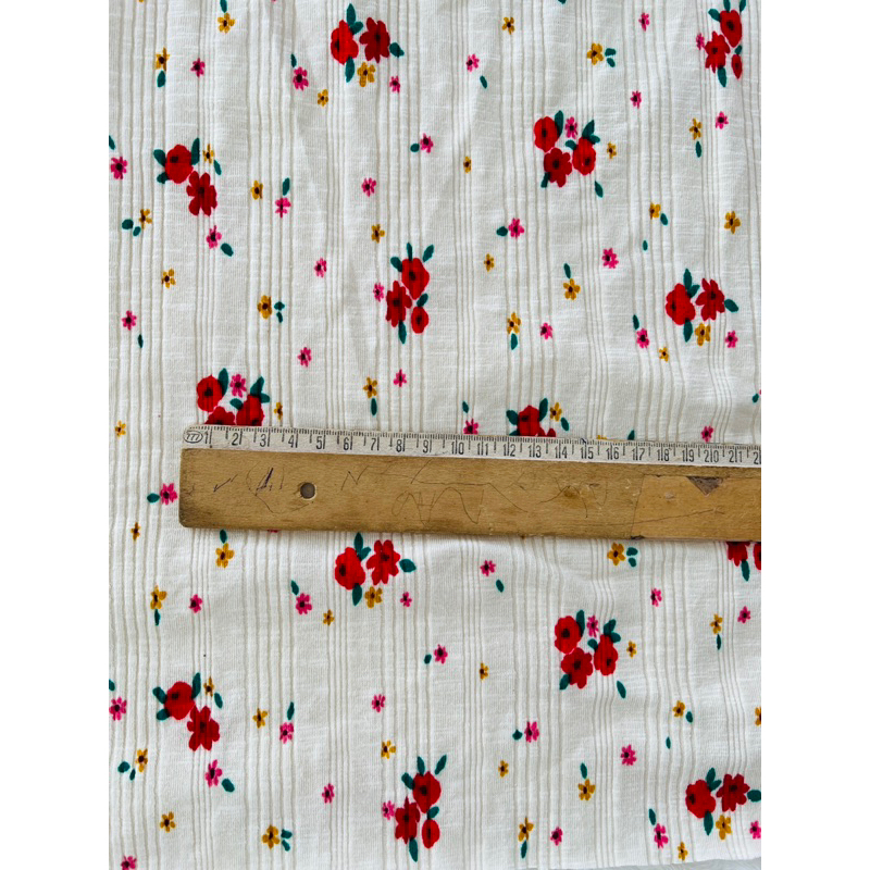 Vải thun gân hoa nhí đỏ nền kem
