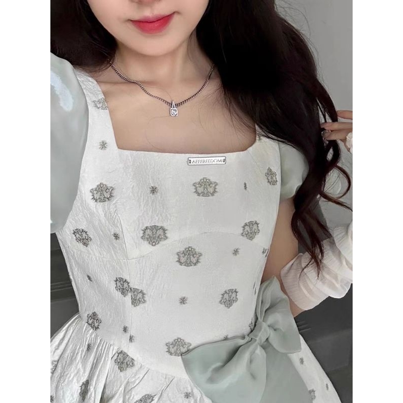 Váy xòe xốp trắng phối hoa nơ tua rua xanh