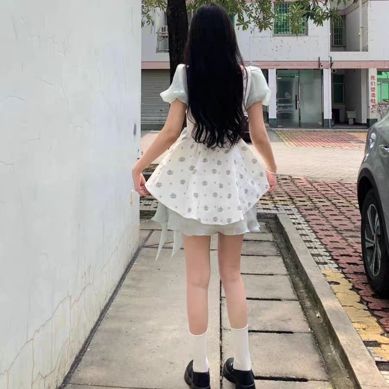 Váy xòe xốp trắng phối hoa nơ tua rua xanh